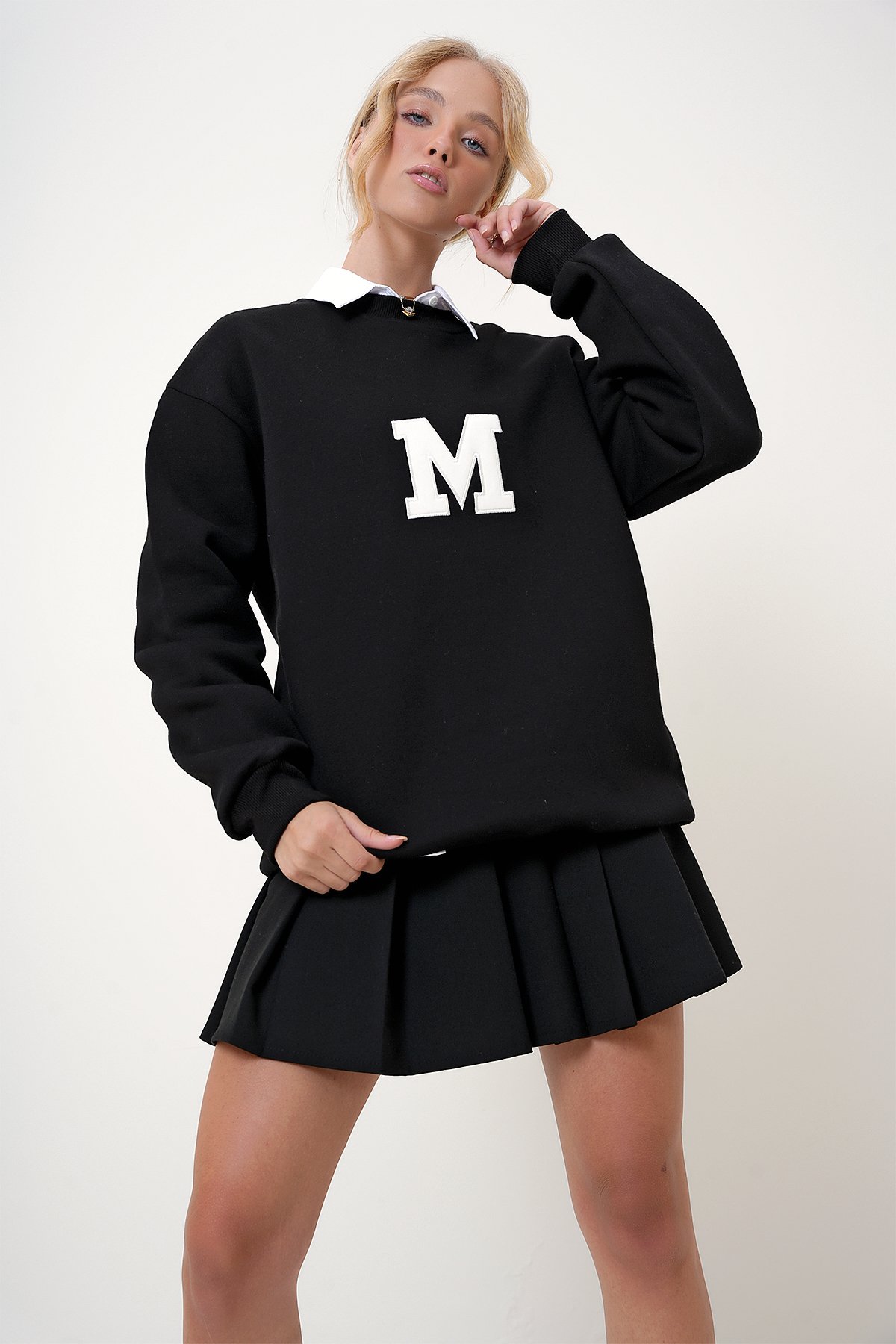 Bisiklet Yaka Nakışlı İçi Şardonlu Oversize Sweatshirt - Siyah