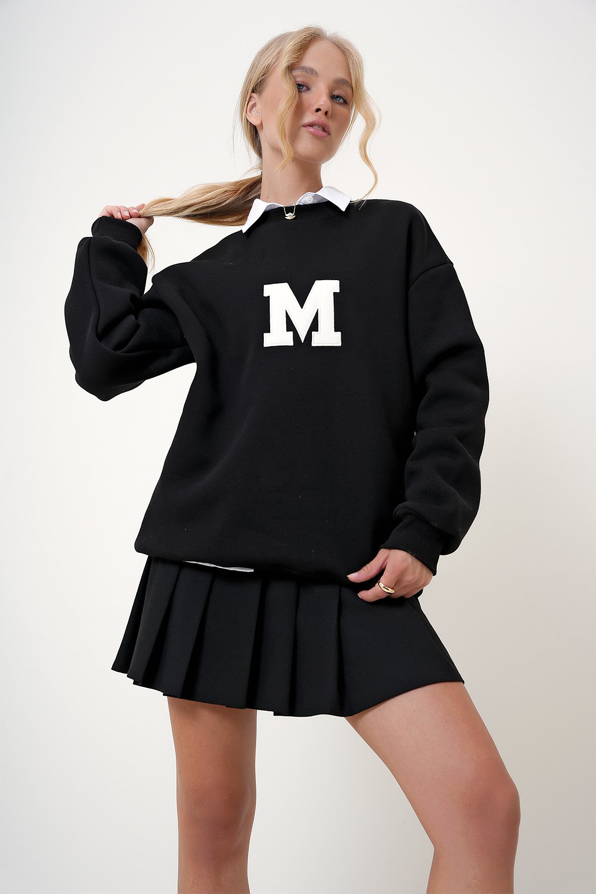 Bisiklet Yaka Nakışlı İçi Şardonlu Oversize Sweatshirt - Siyah