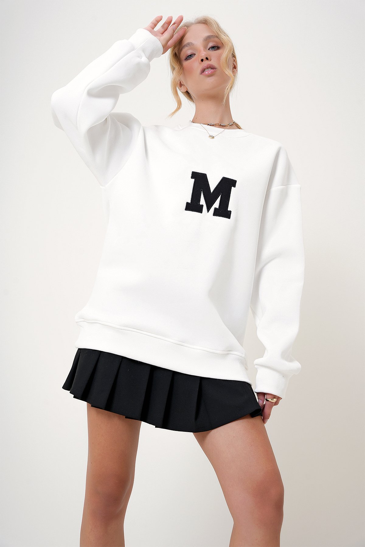 Bisiklet Yaka Nakışlı İçi Şardonlu Oversize Sweatshirt - Beyaz