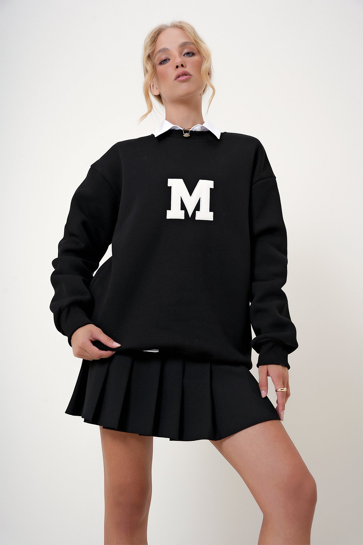 Bisiklet Yaka Nakışlı İçi Şardonlu Oversize Sweatshirt - Siyah