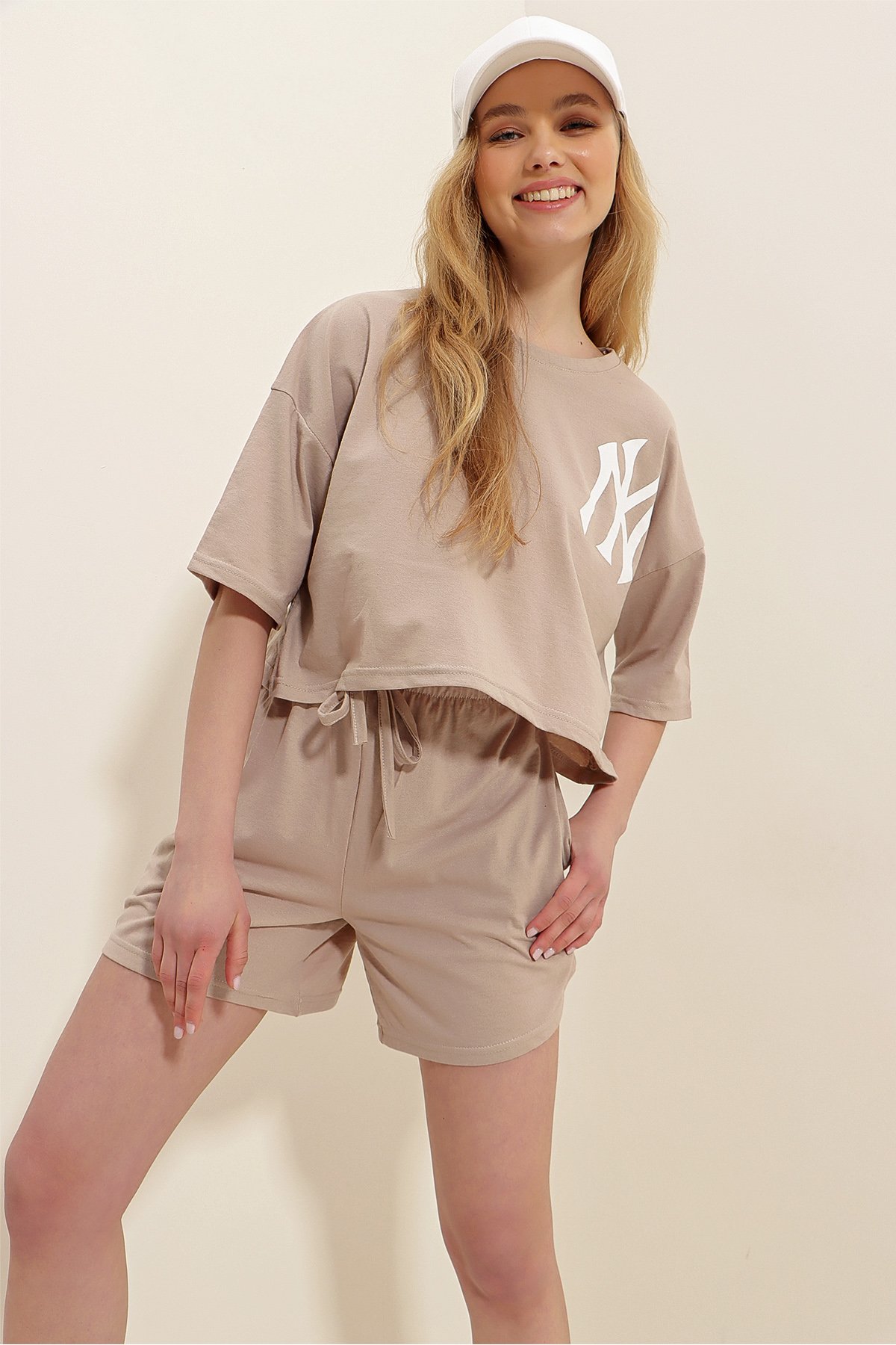 Bisiklet Yaka Ny Baskılı Şortlu Alt Üst Takım - Bej