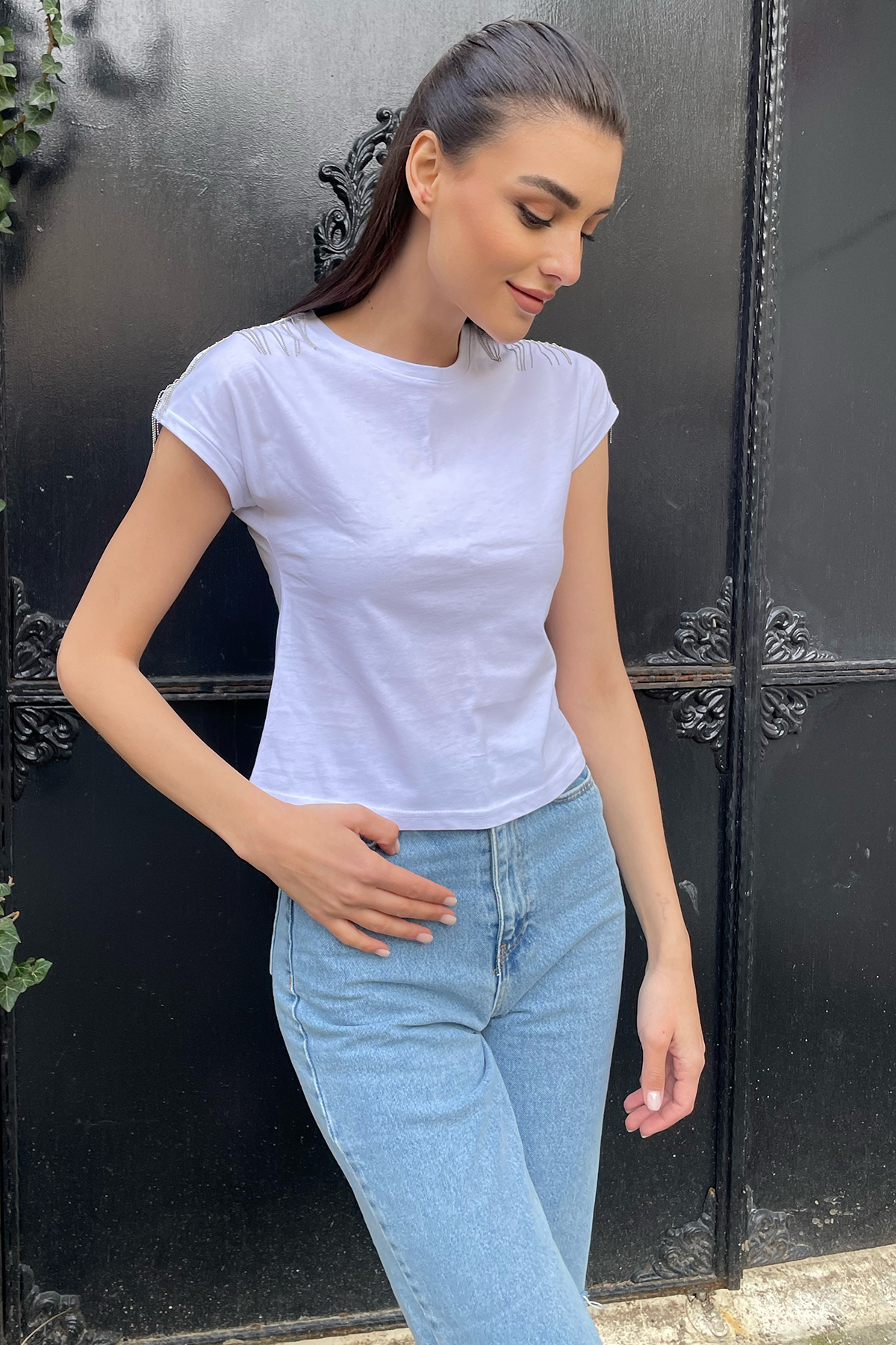 Bisiklet Yaka Omuzları Zincir Detaylı T-Shirt - Beyaz