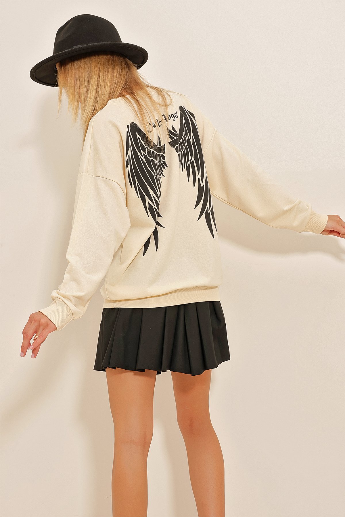 Bisiklet Yaka Ön Ve Arka Kanat Baskılı Oversize Sweatshirt - Bej