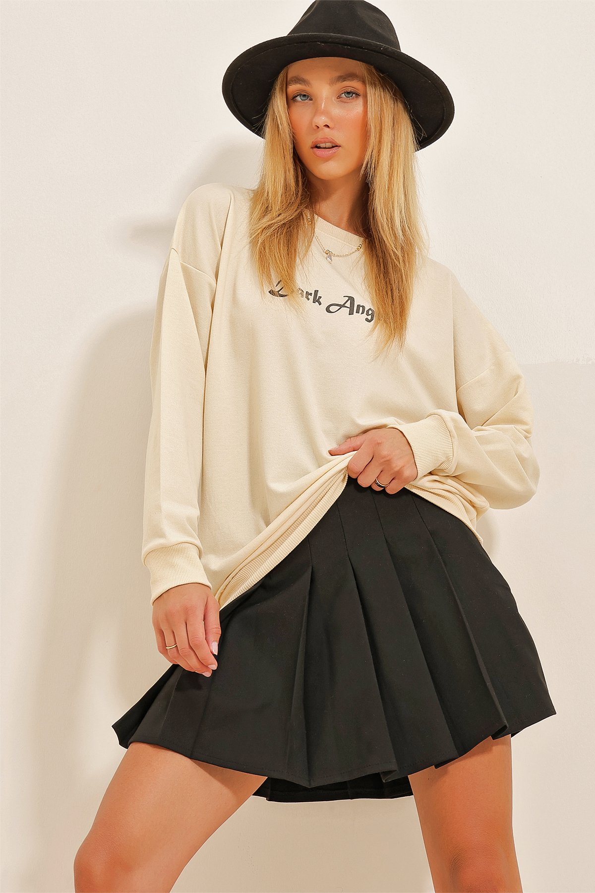 Bisiklet Yaka Ön Ve Arka Kanat Baskılı Oversize Sweatshirt - Bej