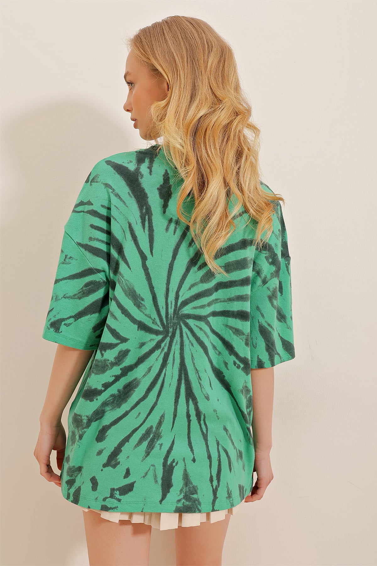 Bisiklet Yaka Önü Baskılı Batik Desenli Oversize T-Shirt - Yeşil