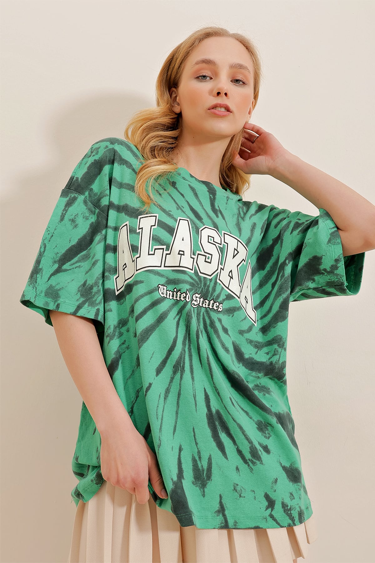 Bisiklet Yaka Önü Baskılı Batik Desenli Oversize T-Shirt - Yeşil