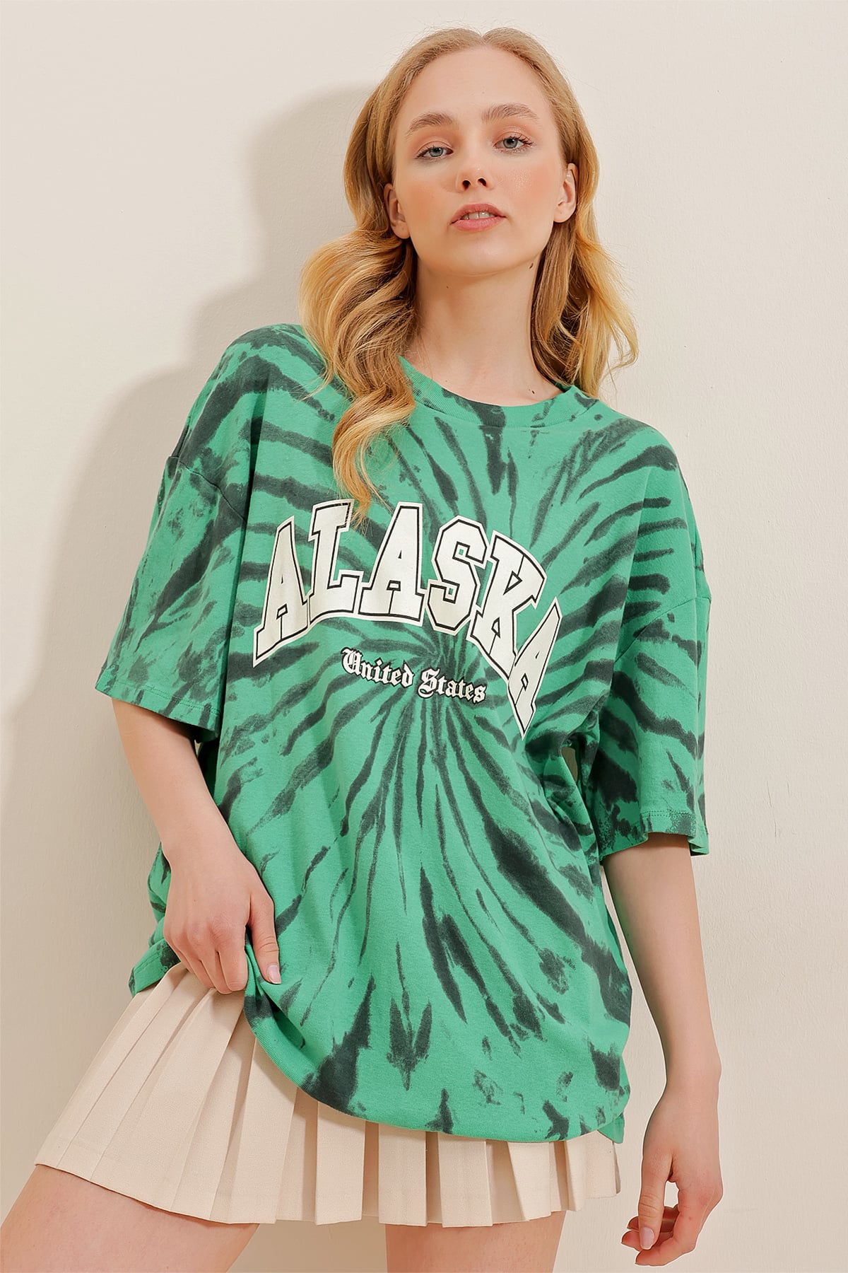 Bisiklet Yaka Önü Baskılı Batik Desenli Oversize T-Shirt - Yeşil
