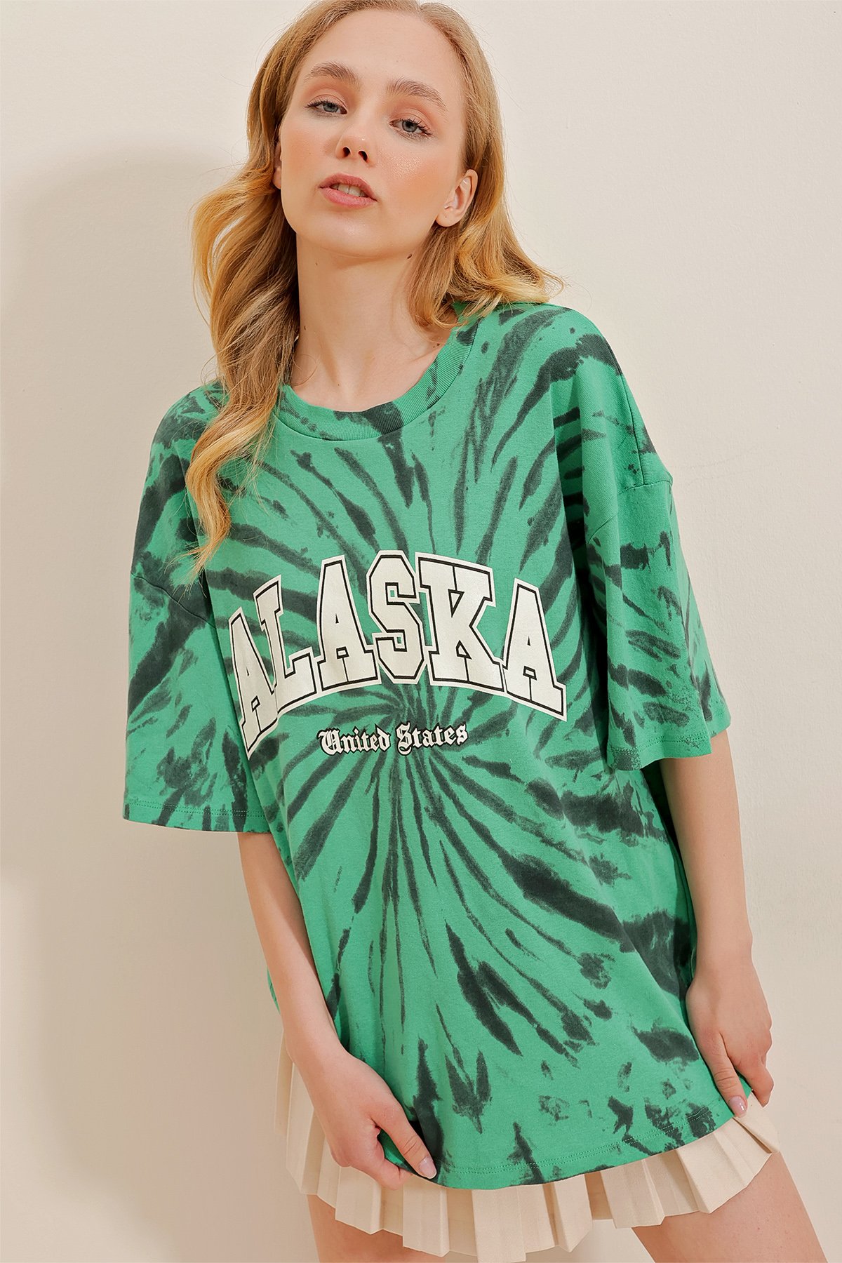 Bisiklet Yaka Önü Baskılı Batik Desenli Oversize T-Shirt - Yeşil