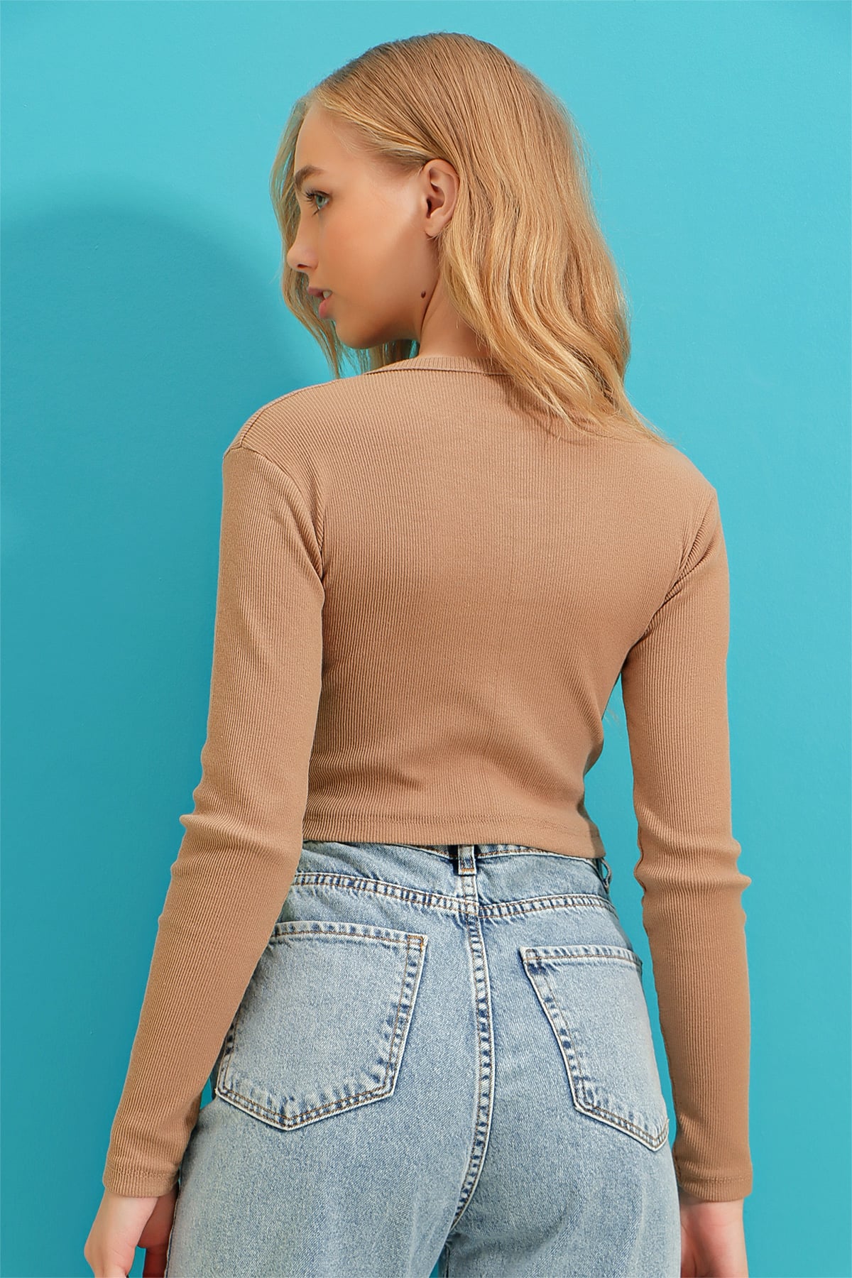 Bisiklet Yaka Önü Baskılı Crop Bluz - Sütlü Kahve