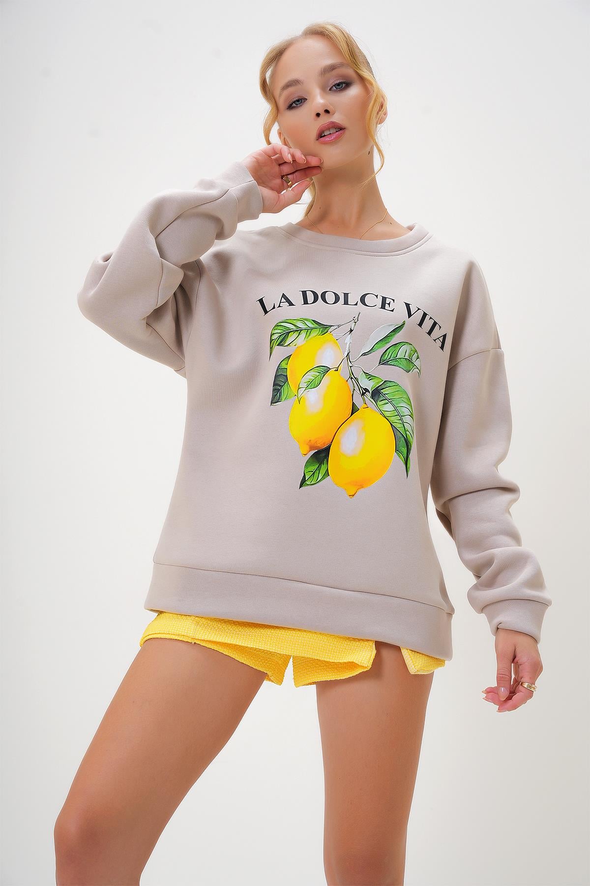 BİSİKLET YAKA ÖNÜ BASKILI ŞARDONLU SWEATSHIRT - Bej
