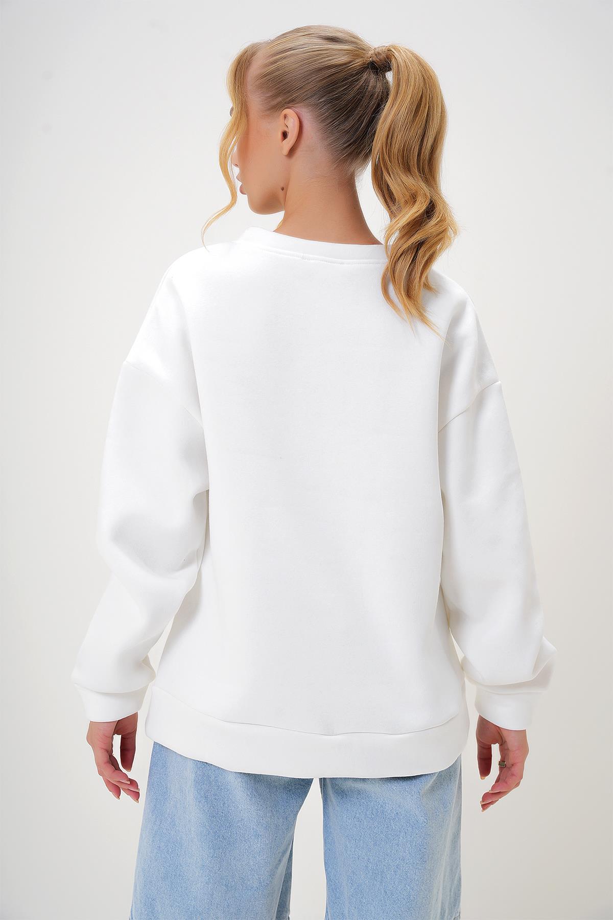 BİSİKLET YAKA ÖNÜ BASKILI ŞARDONLU SWEATSHIRT - Beyaz