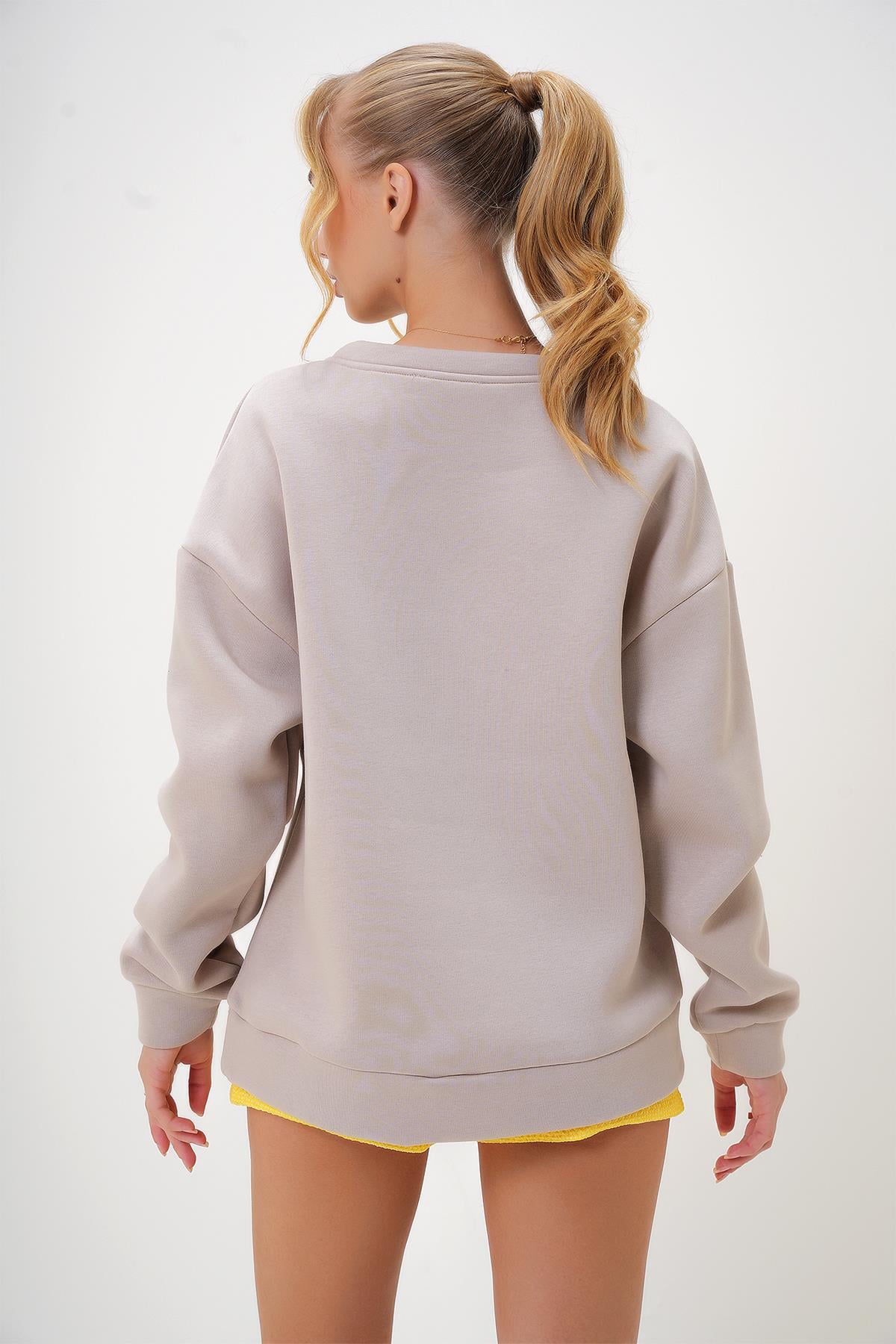 BİSİKLET YAKA ÖNÜ BASKILI ŞARDONLU SWEATSHIRT - Bej