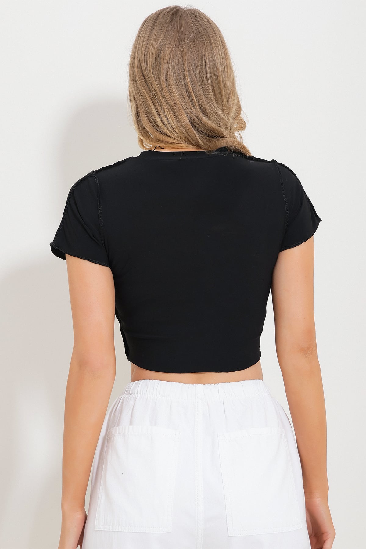 Bisiklet Yaka Önü Dikişli Crop Sandy Bluz - SİYAH