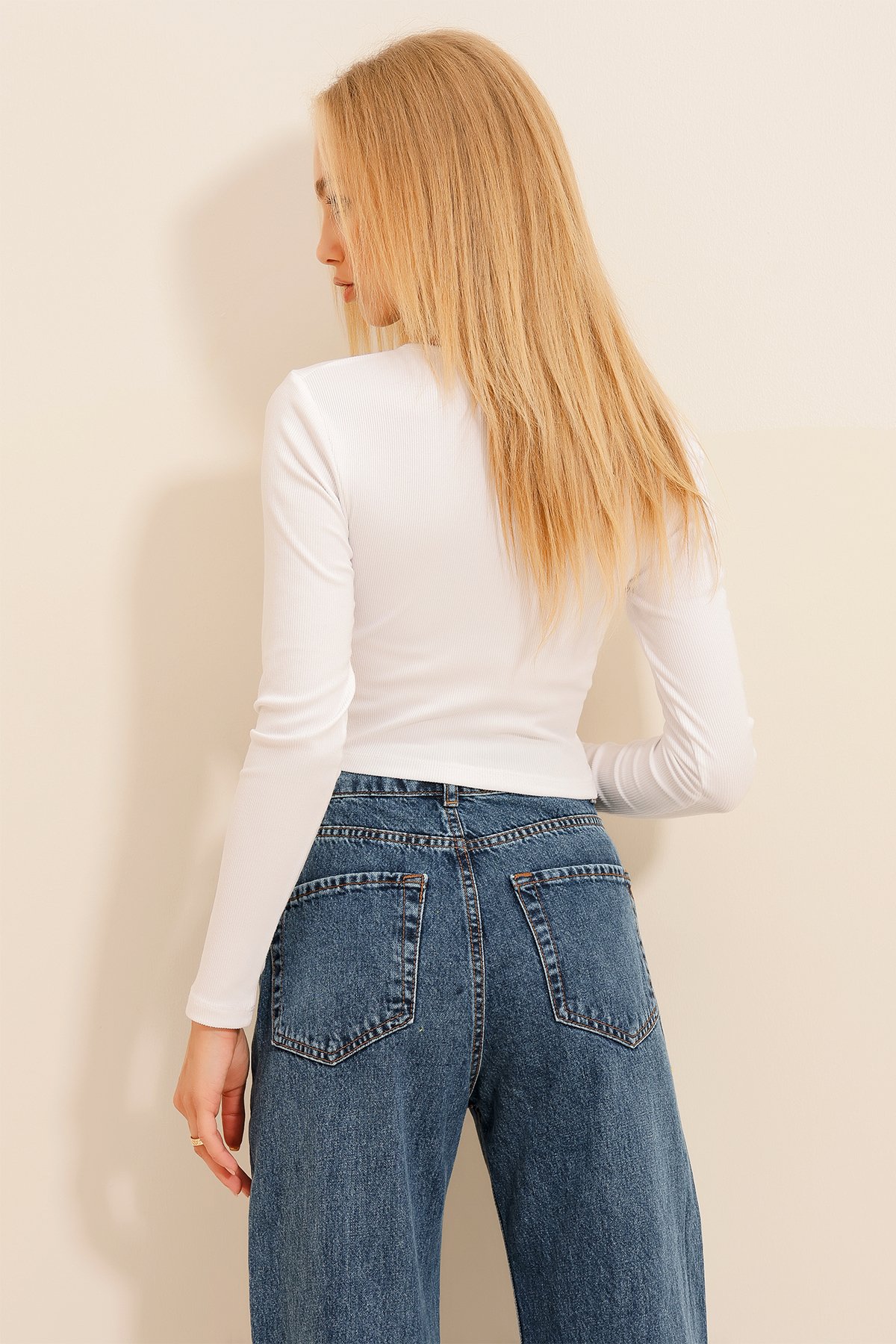 Bisiklet Yaka Önü Fermuarlı Dikiş Detaylı Crop Bluz - Beyaz