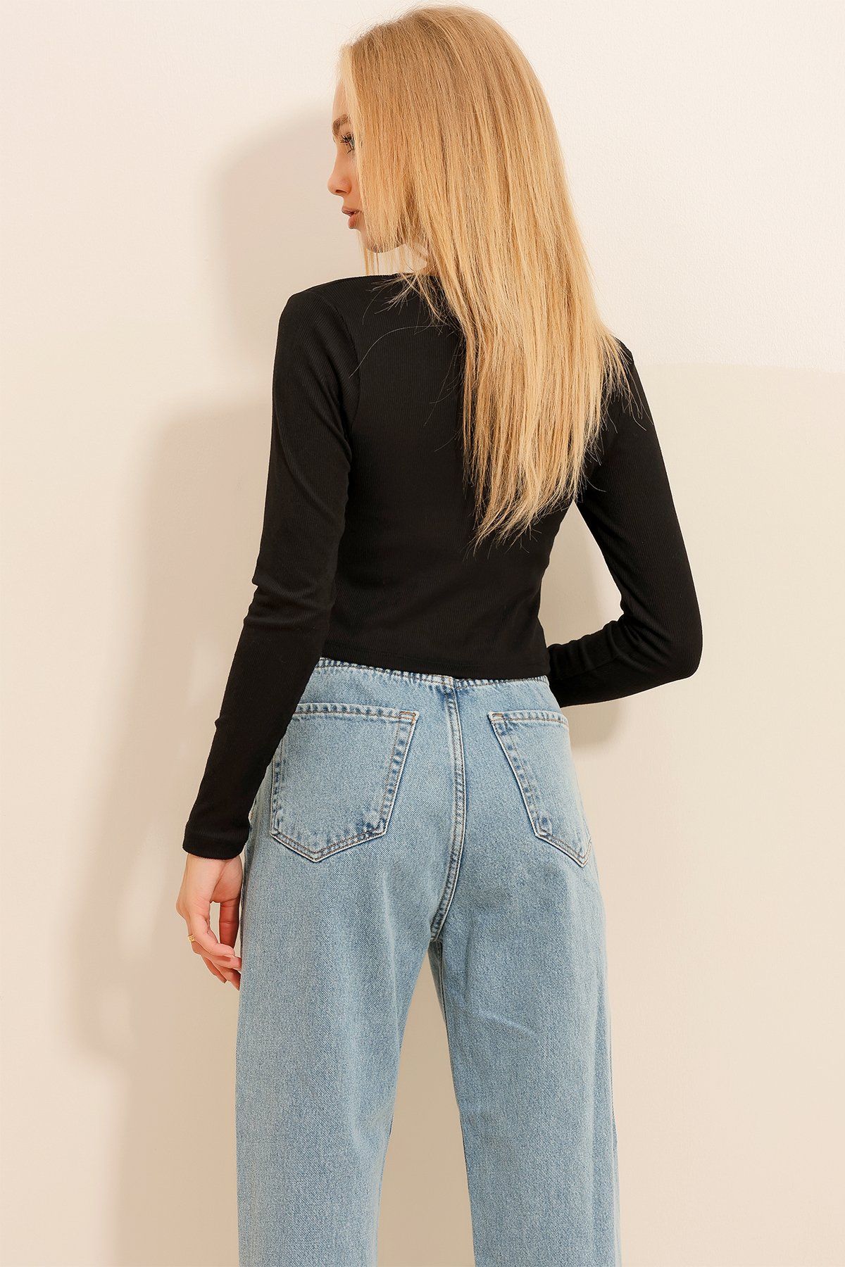 Bisiklet Yaka Önü Fermuarlı Dikiş Detaylı Crop Bluz - Siyah