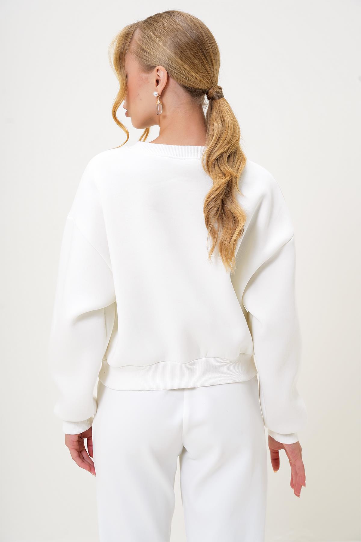 BİSİKLET YAKA ÖNÜ İNCİ ÇAKMALI ÜÇ İPLİK ŞARDONLU SWEATSHIRT - Beyaz