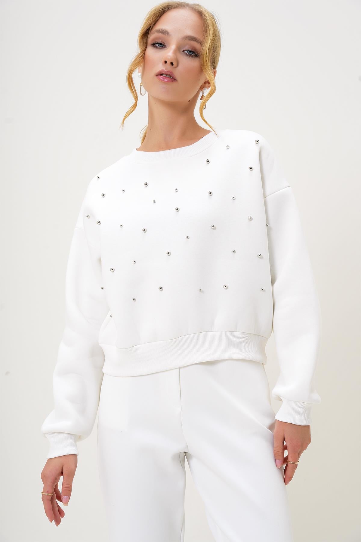 BİSİKLET YAKA ÖNÜ İNCİ ÇAKMALI ÜÇ İPLİK ŞARDONLU SWEATSHIRT - Beyaz