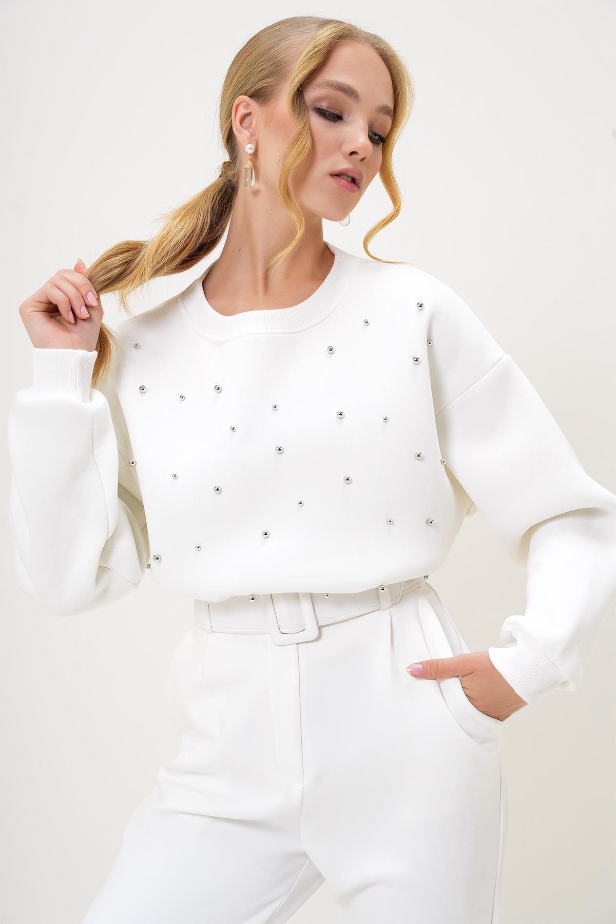 BİSİKLET YAKA ÖNÜ İNCİ ÇAKMALI ÜÇ İPLİK ŞARDONLU SWEATSHIRT - Beyaz