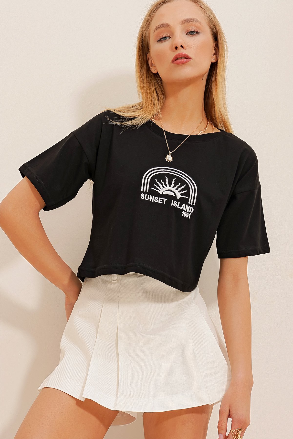 Bisiklet Yaka Önü Nakışlı Pamuk Crop T-Shirt - Siyah