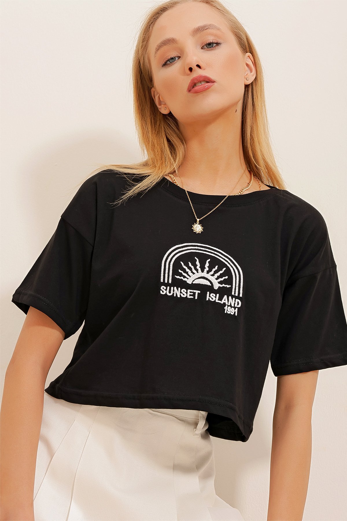 Bisiklet Yaka Önü Nakışlı Pamuk Crop T-Shirt - Siyah