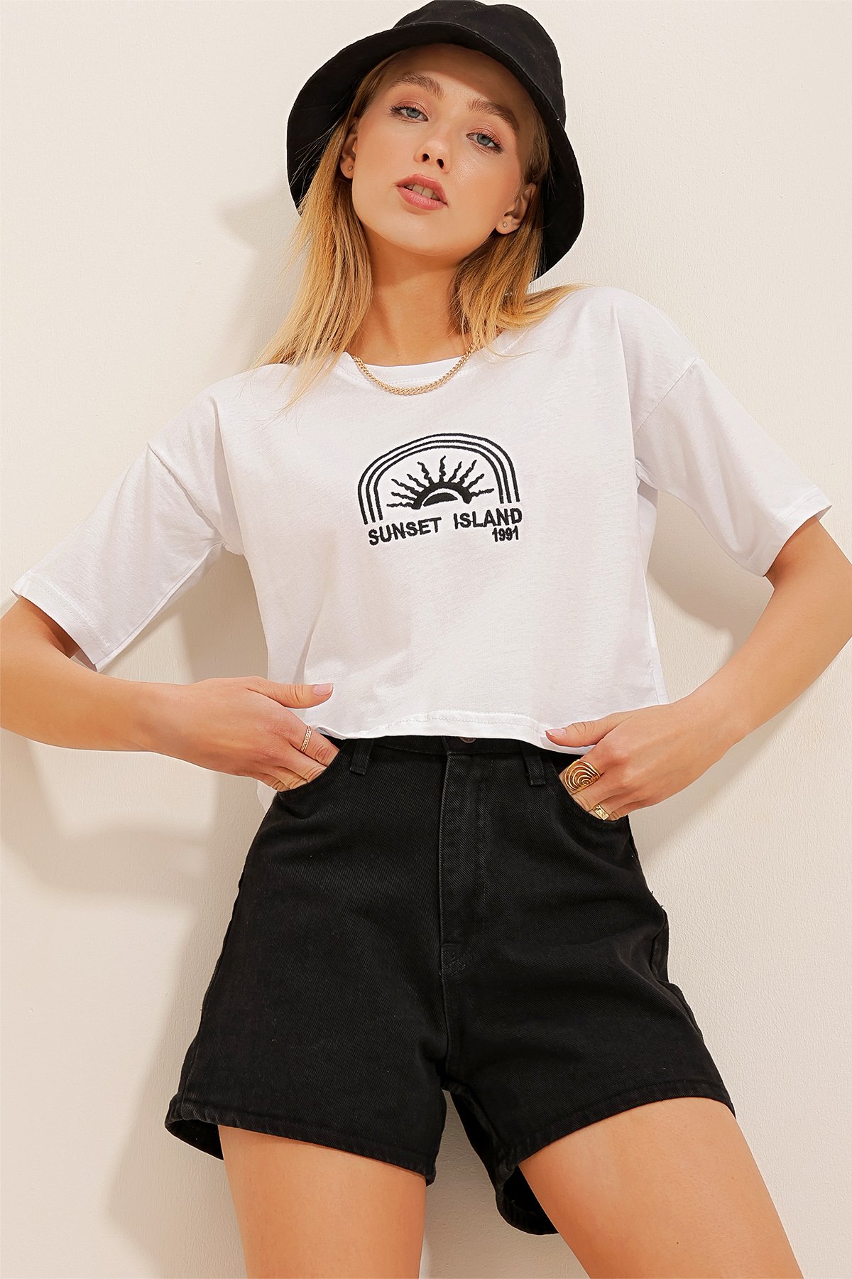 Bisiklet Yaka Önü Nakışlı Pamuk Crop T-Shirt - Beyaz