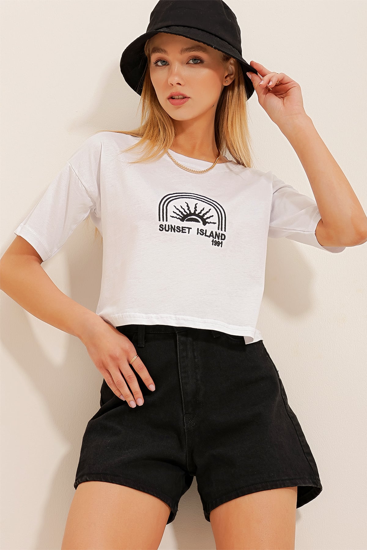 Bisiklet Yaka Önü Nakışlı Pamuk Crop T-Shirt - Beyaz