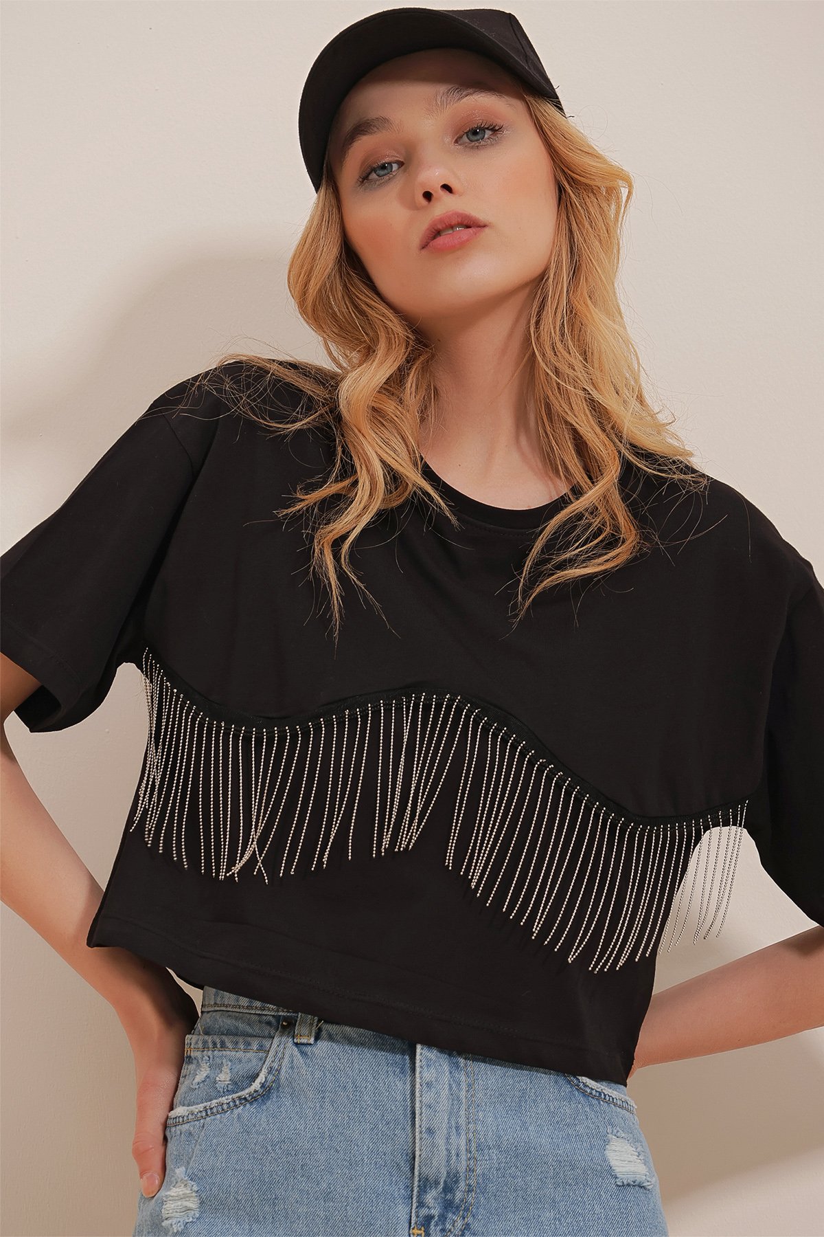Bisiklet Yaka Önü Püsküllü Pamuk Crop T-Shirt - SİYAH