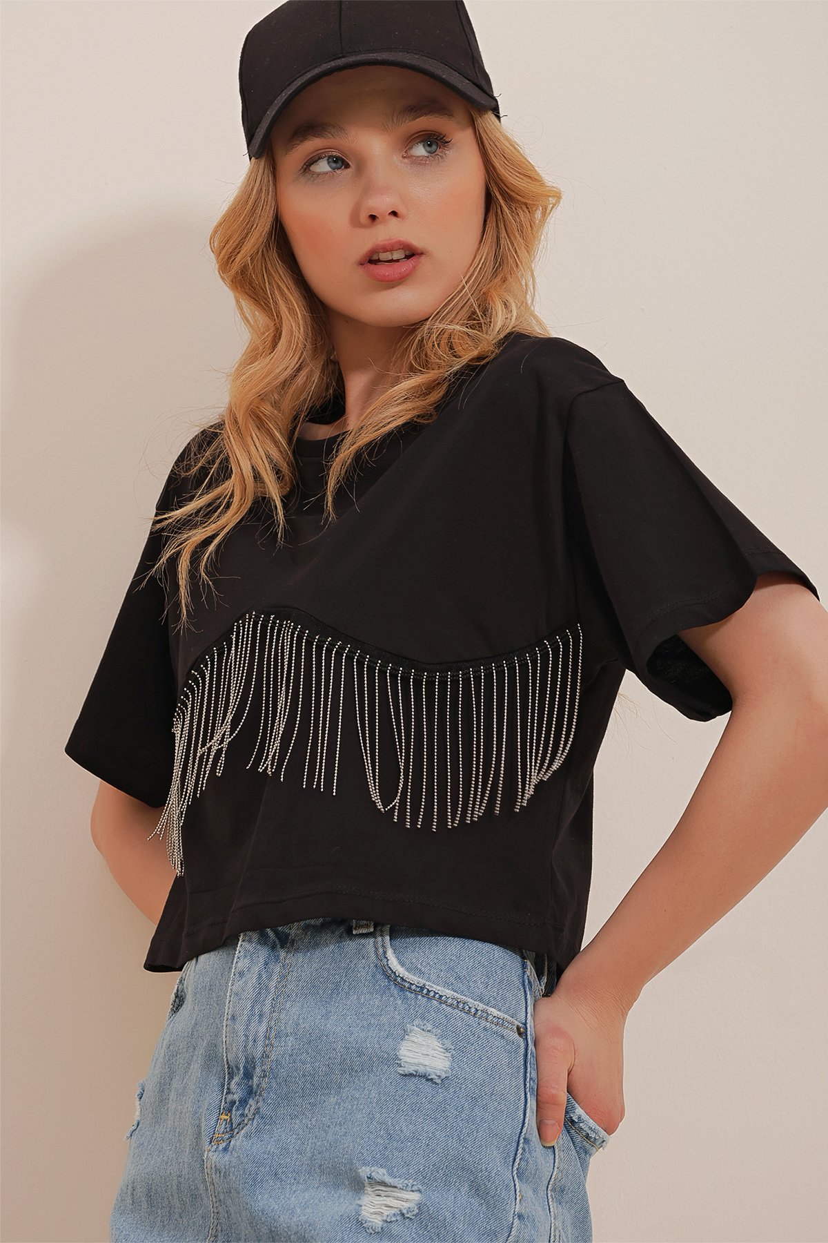 Bisiklet Yaka Önü Püsküllü Pamuk Crop T-Shirt - SİYAH