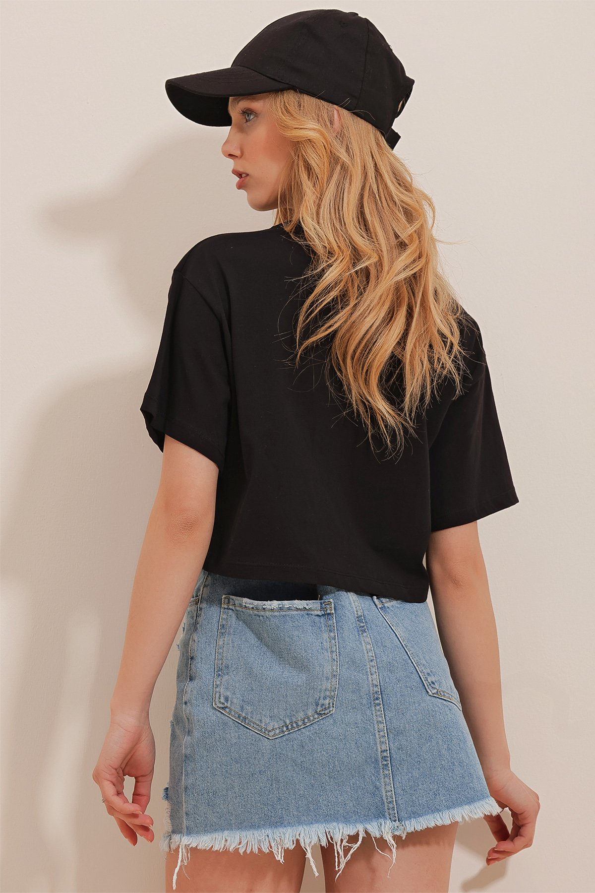 Bisiklet Yaka Önü Püsküllü Pamuk Crop T-Shirt - SİYAH