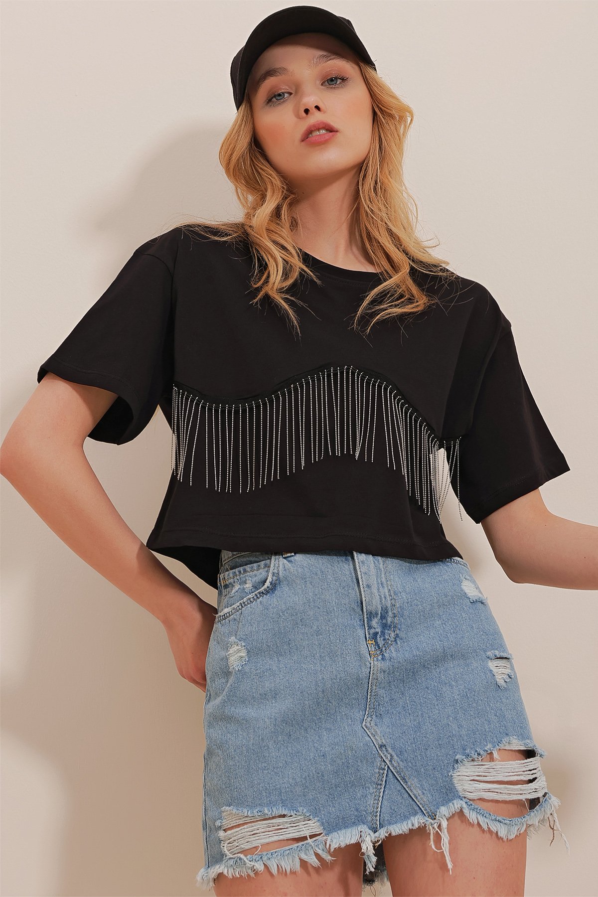 Bisiklet Yaka Önü Püsküllü Pamuk Crop T-Shirt - SİYAH