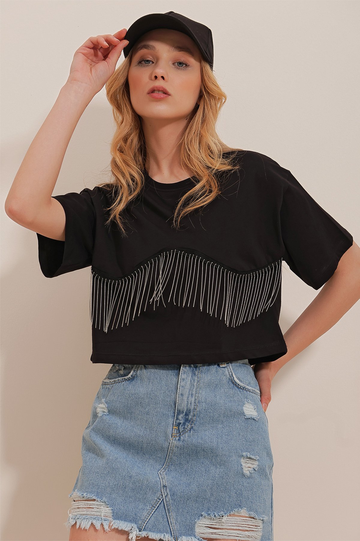 Bisiklet Yaka Önü Püsküllü Pamuk Crop T-Shirt - SİYAH