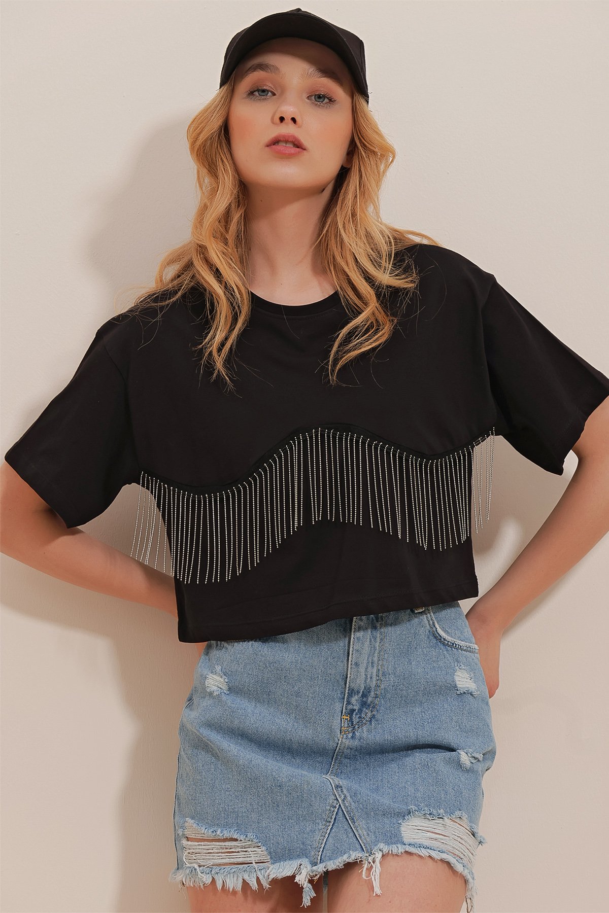 Bisiklet Yaka Önü Püsküllü Pamuk Crop T-Shirt - SİYAH