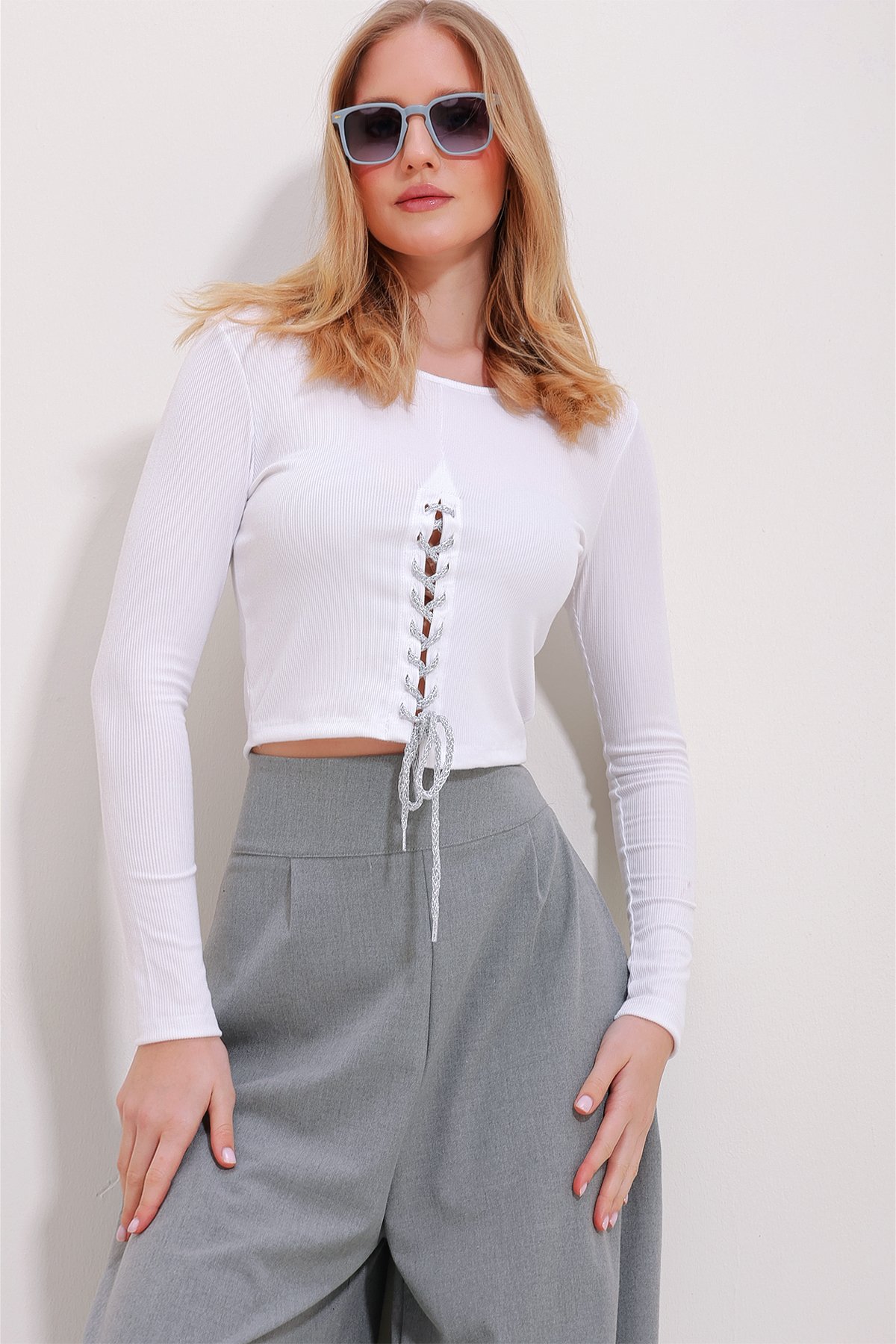 Bisiklet Yaka Önü Sim Bağcıklı Crop Bluz - Beyaz