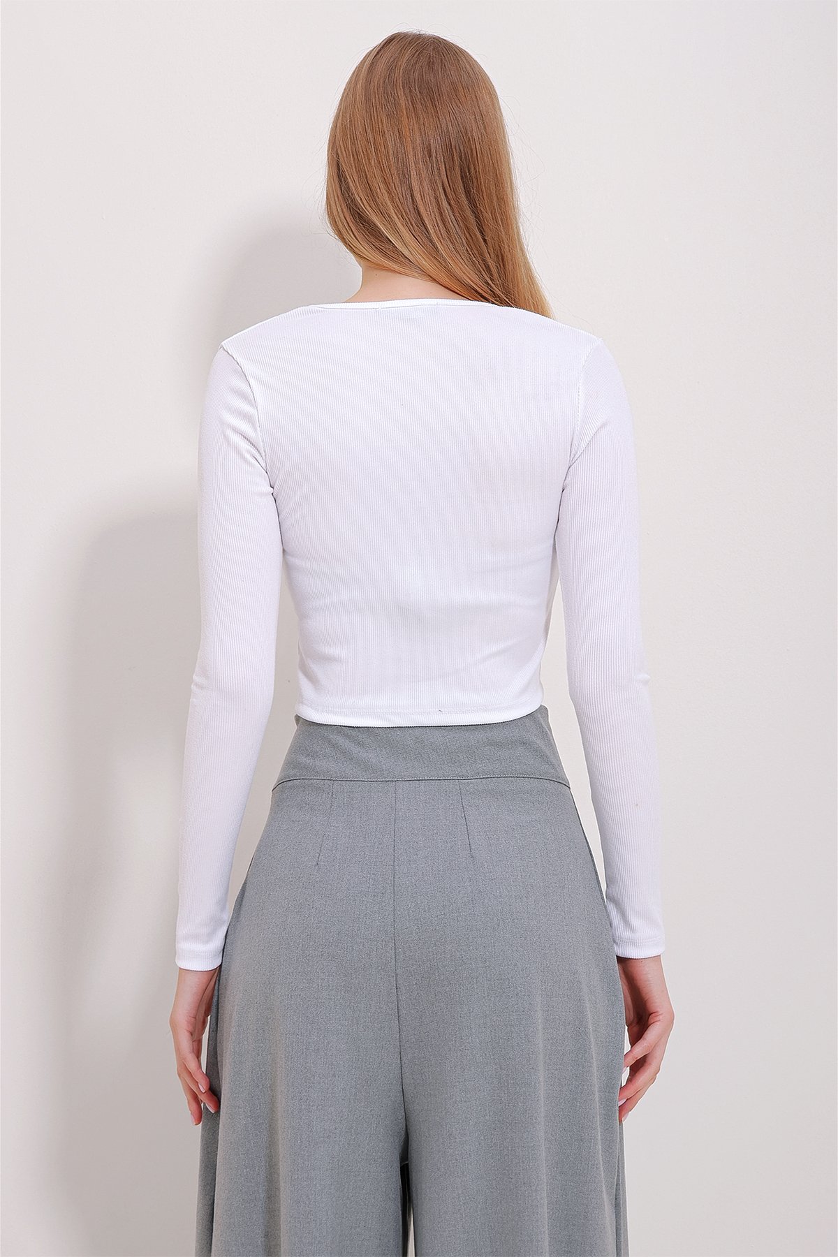 Bisiklet Yaka Önü Sim Bağcıklı Crop Bluz - Beyaz