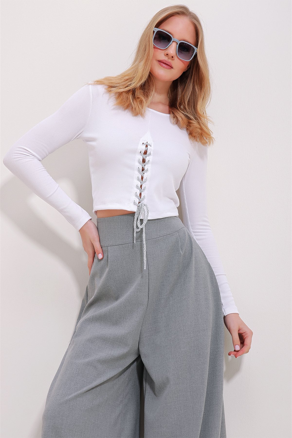 Bisiklet Yaka Önü Sim Bağcıklı Crop Bluz - Beyaz
