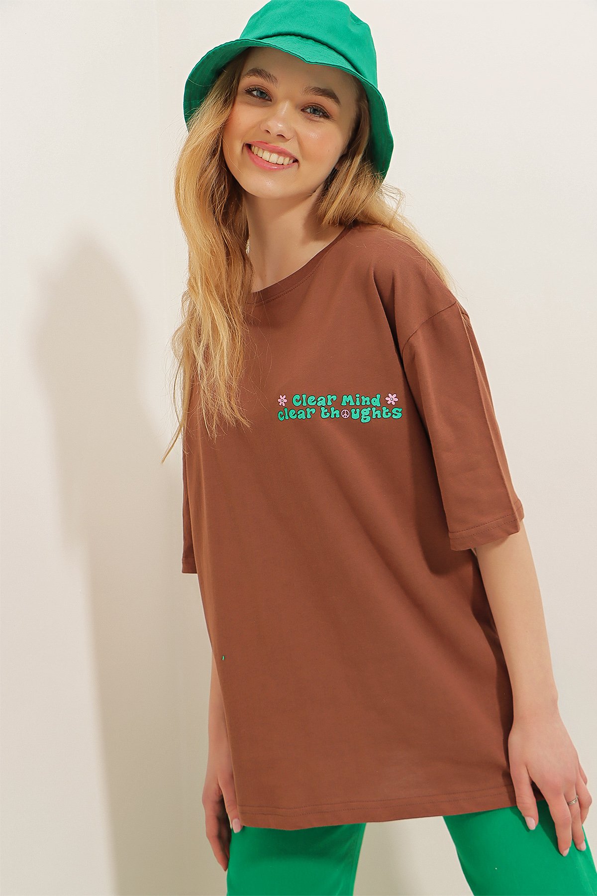 Bisiklet Yaka Önü Ve Arkası Flok Baskılı %100 Pamuk Oversize T-Shirt - Kahverengi