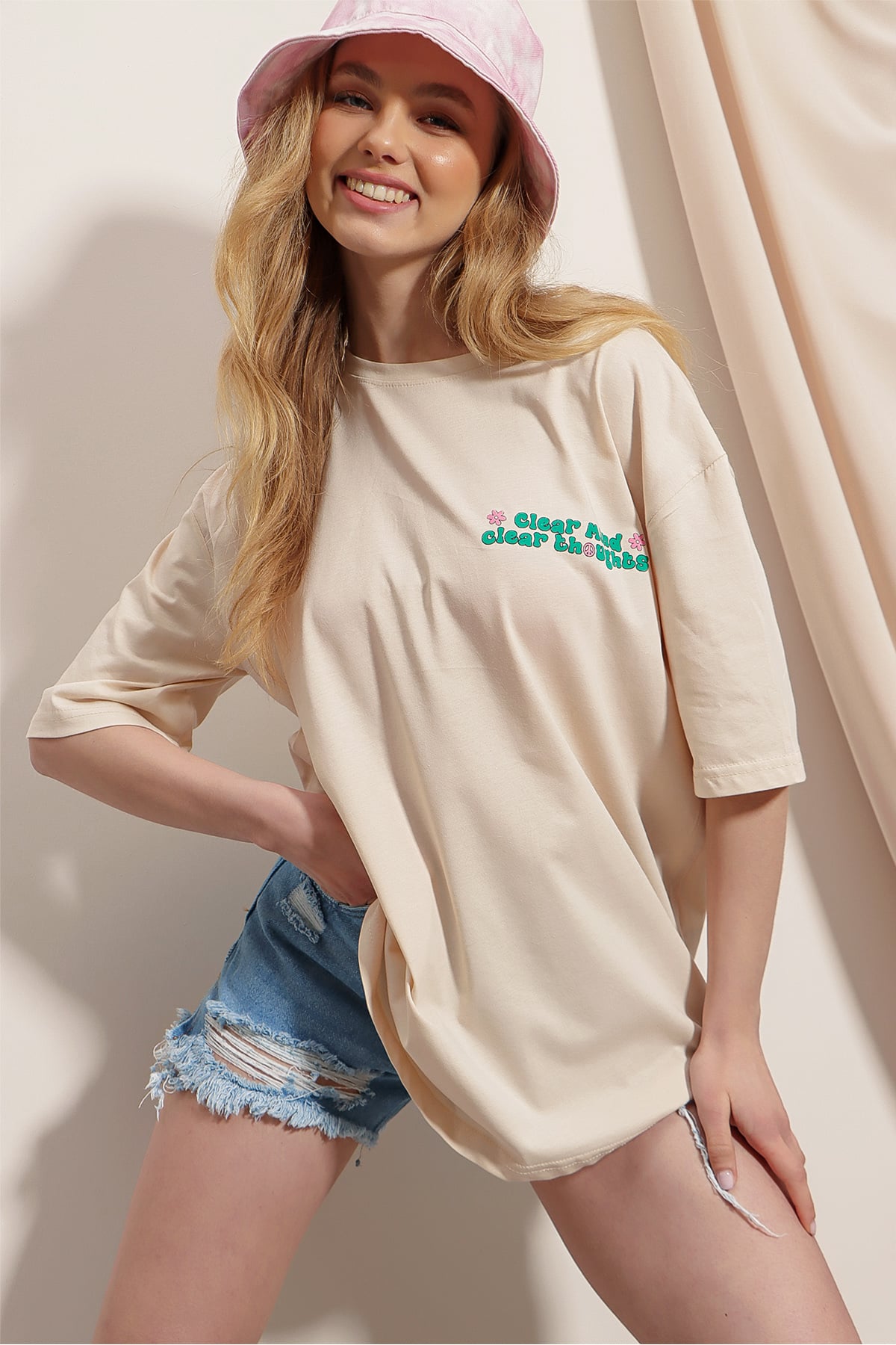 Bisiklet Yaka Önü Ve Arkası Flok Baskılı %100 Pamuk Oversize T-Shirt - BEJ