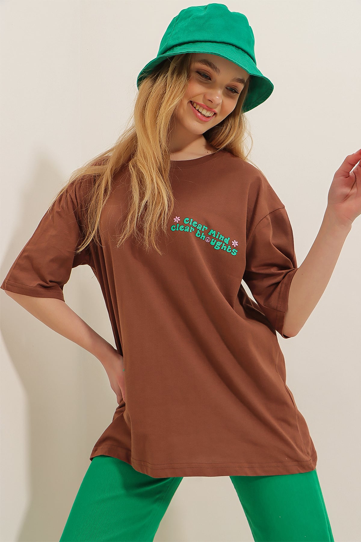 Bisiklet Yaka Önü Ve Arkası Flok Baskılı %100 Pamuk Oversize T-Shirt - Kahverengi