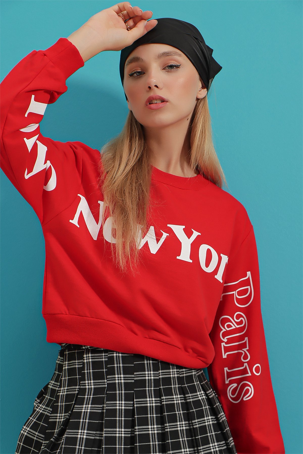 Bisiklet Yaka Önü Ve Kolları Baskılı Mevsimlik Crop Sweatshirt - Kırmızı