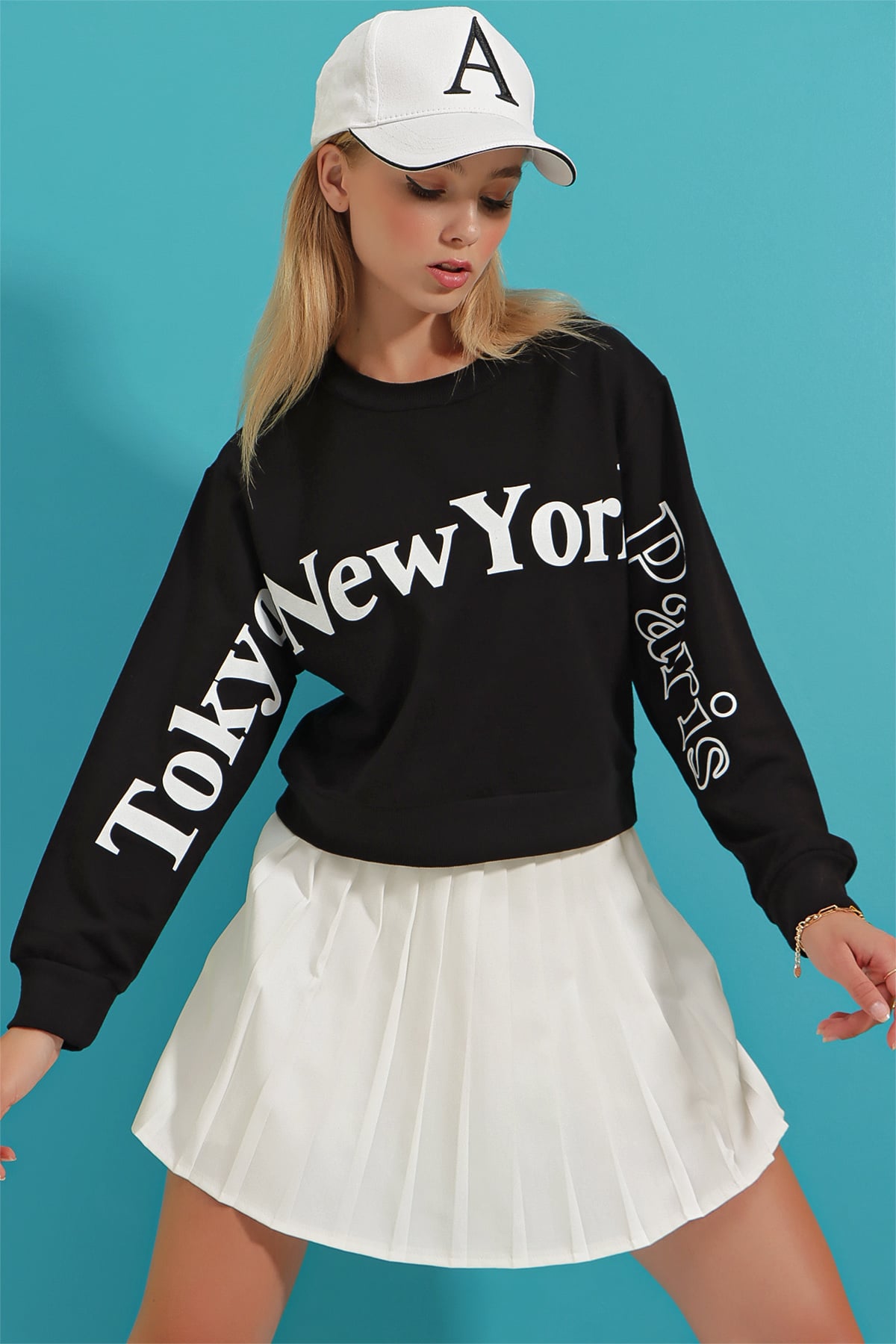 Bisiklet Yaka Önü Ve Kolları Baskılı Mevsimlik Crop Sweatshirt - Siyah