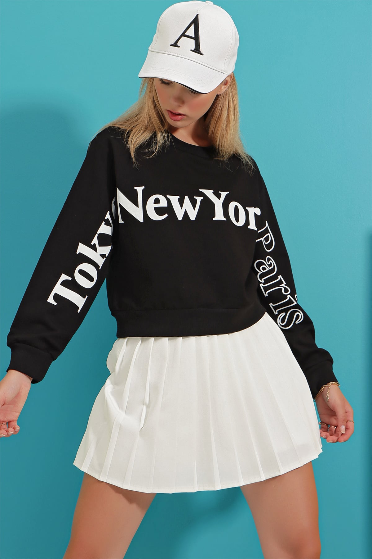 Bisiklet Yaka Önü Ve Kolları Baskılı Mevsimlik Crop Sweatshirt - Siyah