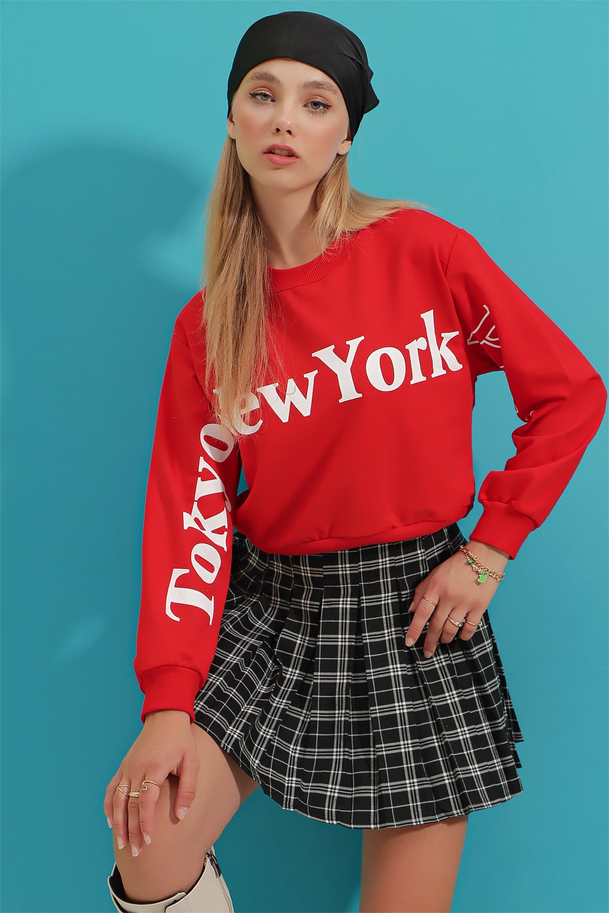 Bisiklet Yaka Önü Ve Kolları Baskılı Mevsimlik Crop Sweatshirt - Kırmızı