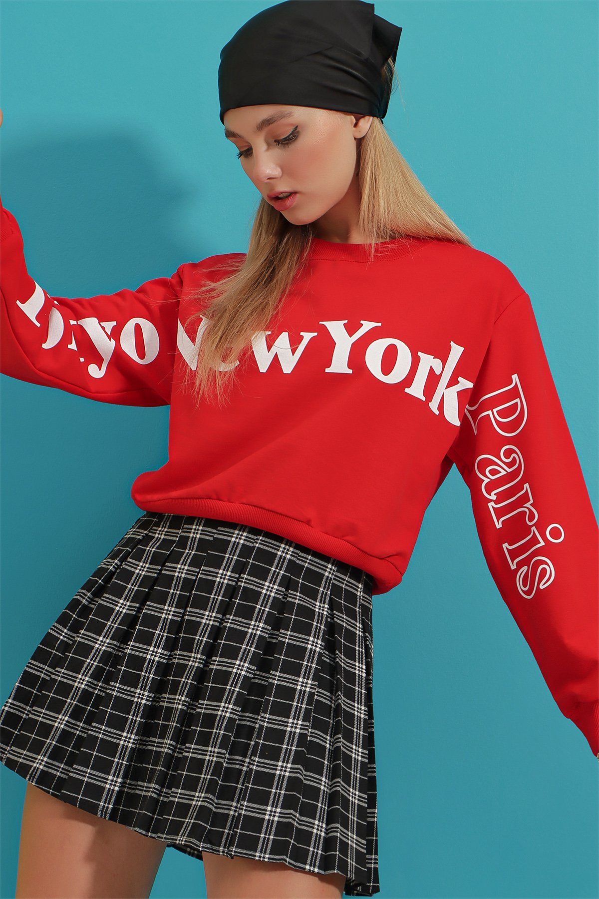 Bisiklet Yaka Önü Ve Kolları Baskılı Mevsimlik Crop Sweatshirt - Kırmızı