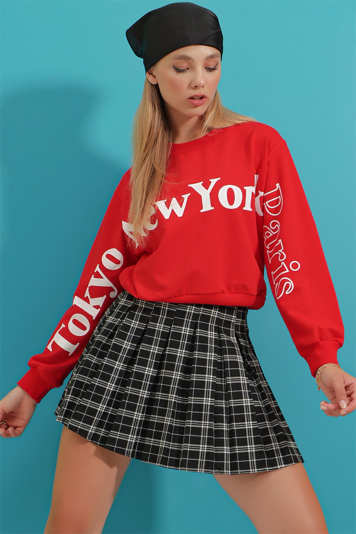 Bisiklet Yaka Önü Ve Kolları Baskılı Mevsimlik Crop Sweatshirt - Kırmızı