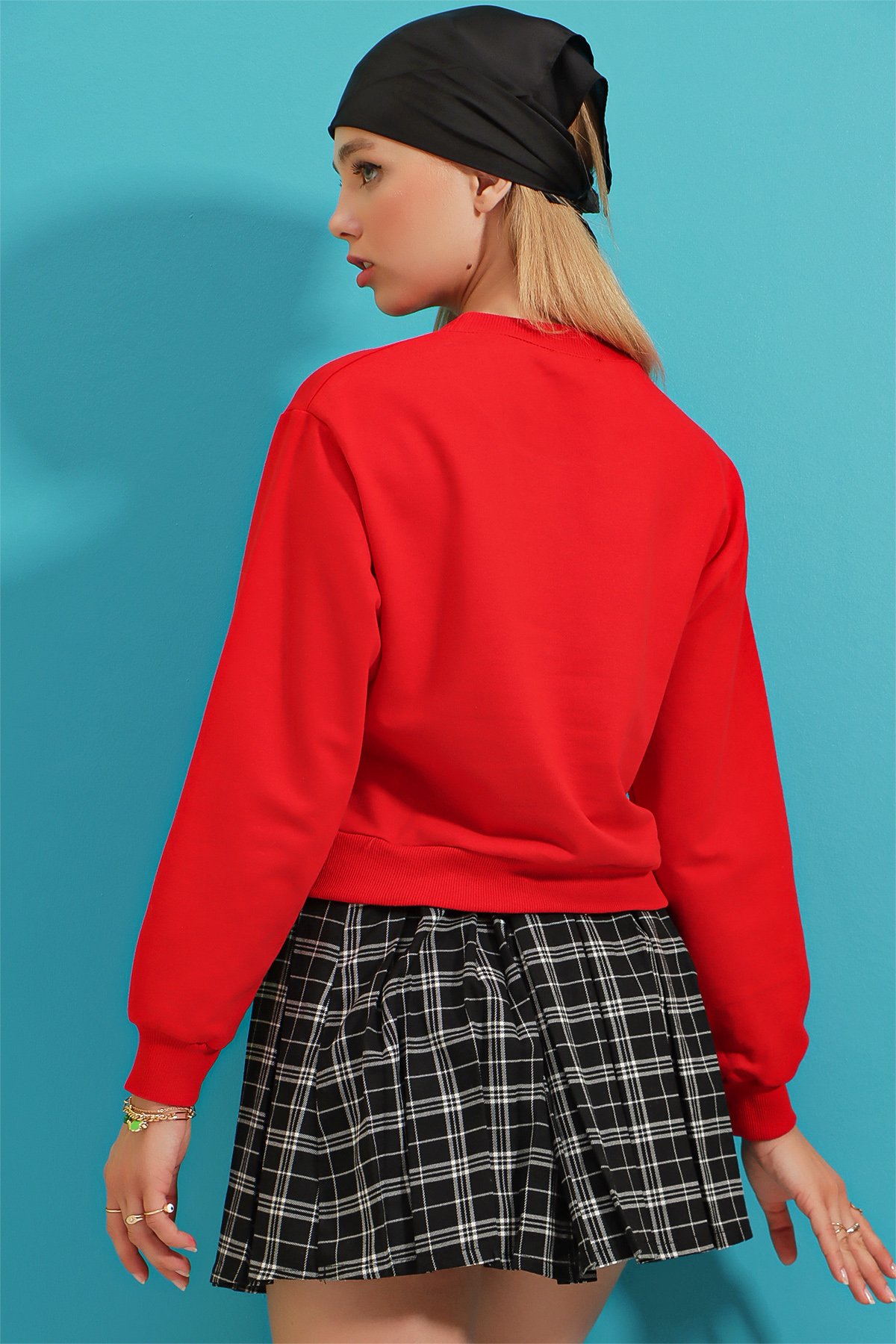 Bisiklet Yaka Önü Ve Kolları Baskılı Mevsimlik Crop Sweatshirt - Kırmızı