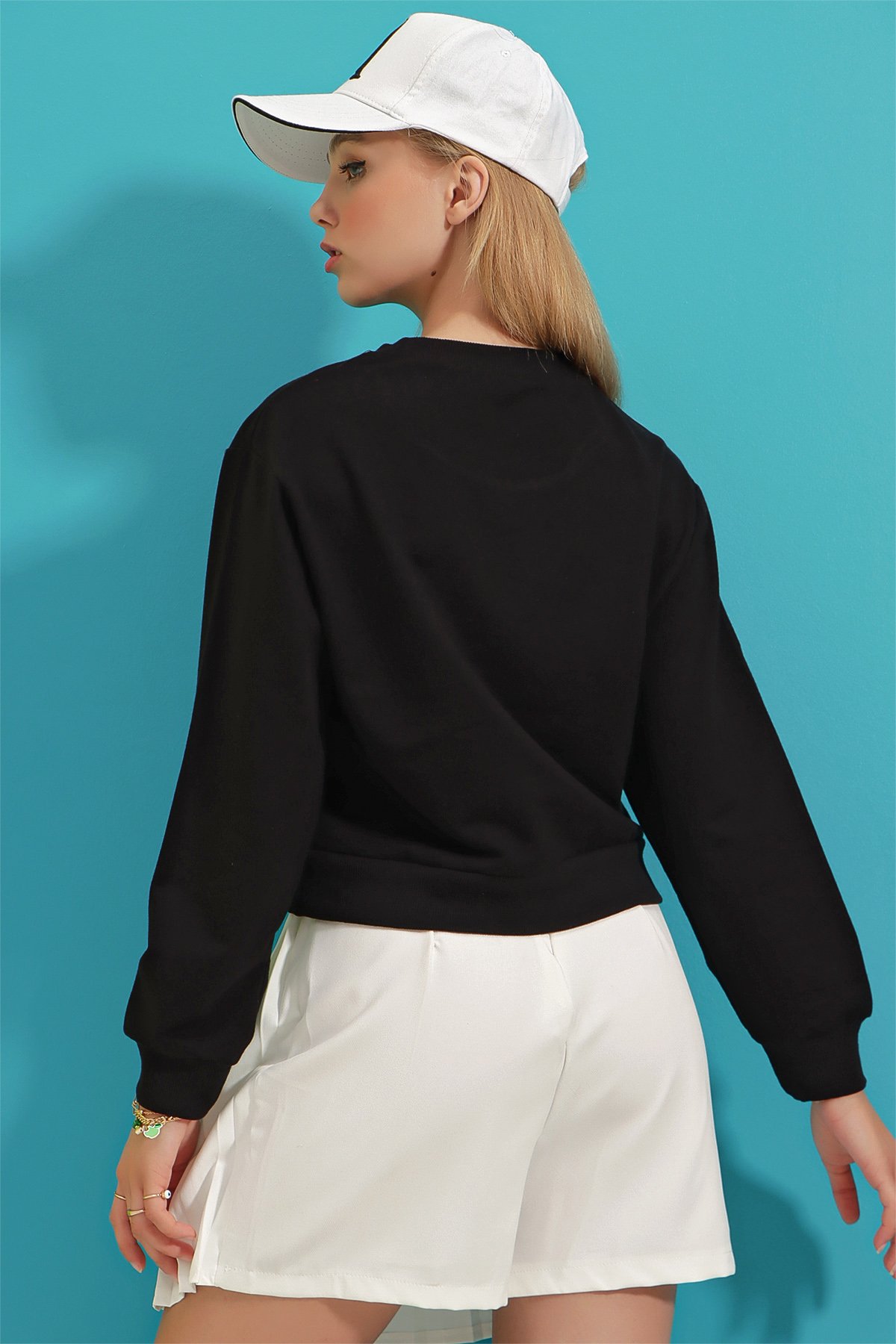Bisiklet Yaka Önü Ve Kolları Baskılı Mevsimlik Crop Sweatshirt - Siyah