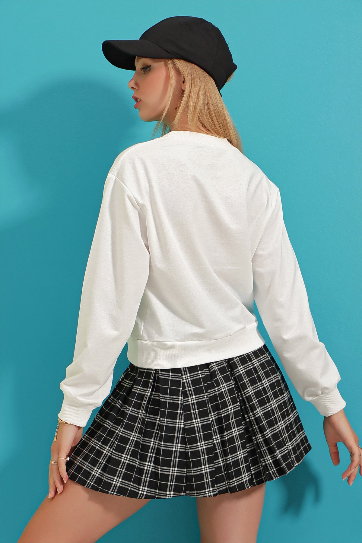 Bisiklet Yaka Önü Ve Kolları Baskılı Mevsimlik Crop Sweatshirt - Beyaz