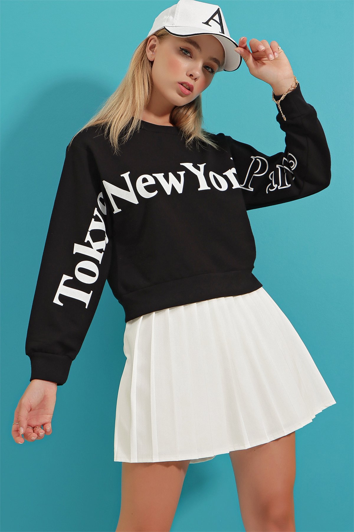 Bisiklet Yaka Önü Ve Kolları Baskılı Mevsimlik Crop Sweatshirt - Siyah