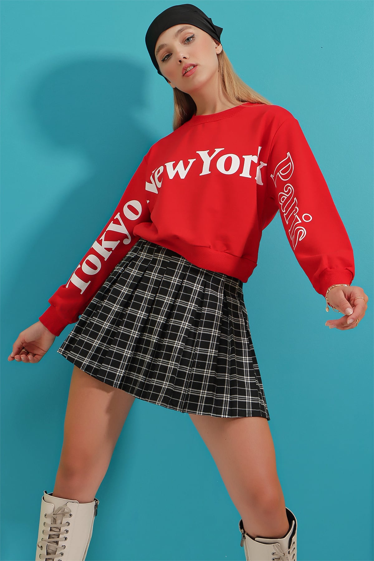 Bisiklet Yaka Önü Ve Kolları Baskılı Mevsimlik Crop Sweatshirt - Kırmızı
