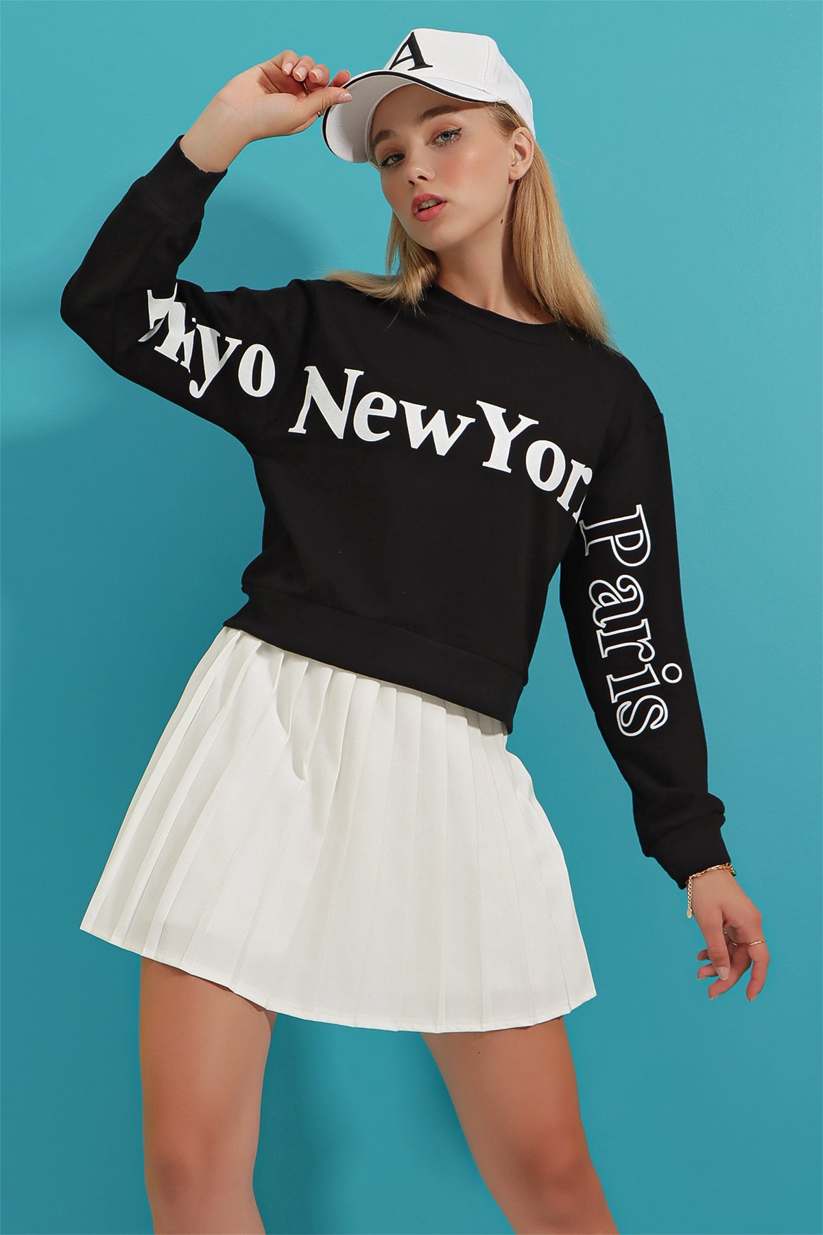 Bisiklet Yaka Önü Ve Kolları Baskılı Mevsimlik Crop Sweatshirt - Siyah